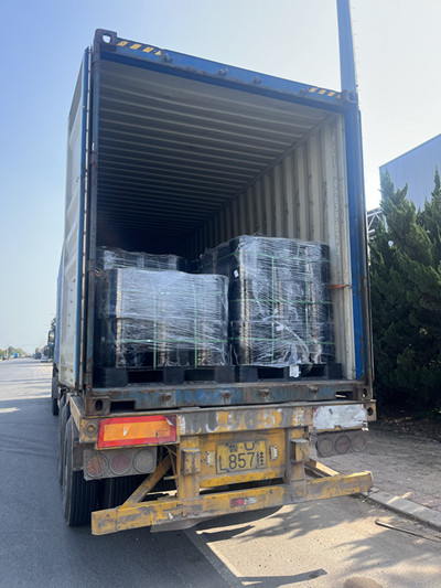 In Container verladen und nach Indien verschifft