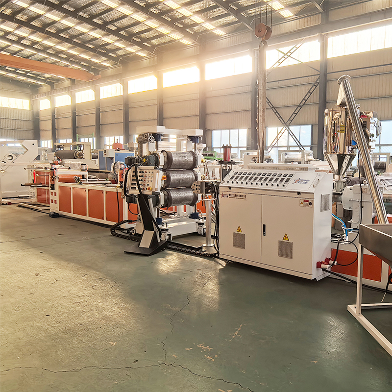 PS-Plattenextrusionsmaschine. Wird geladen