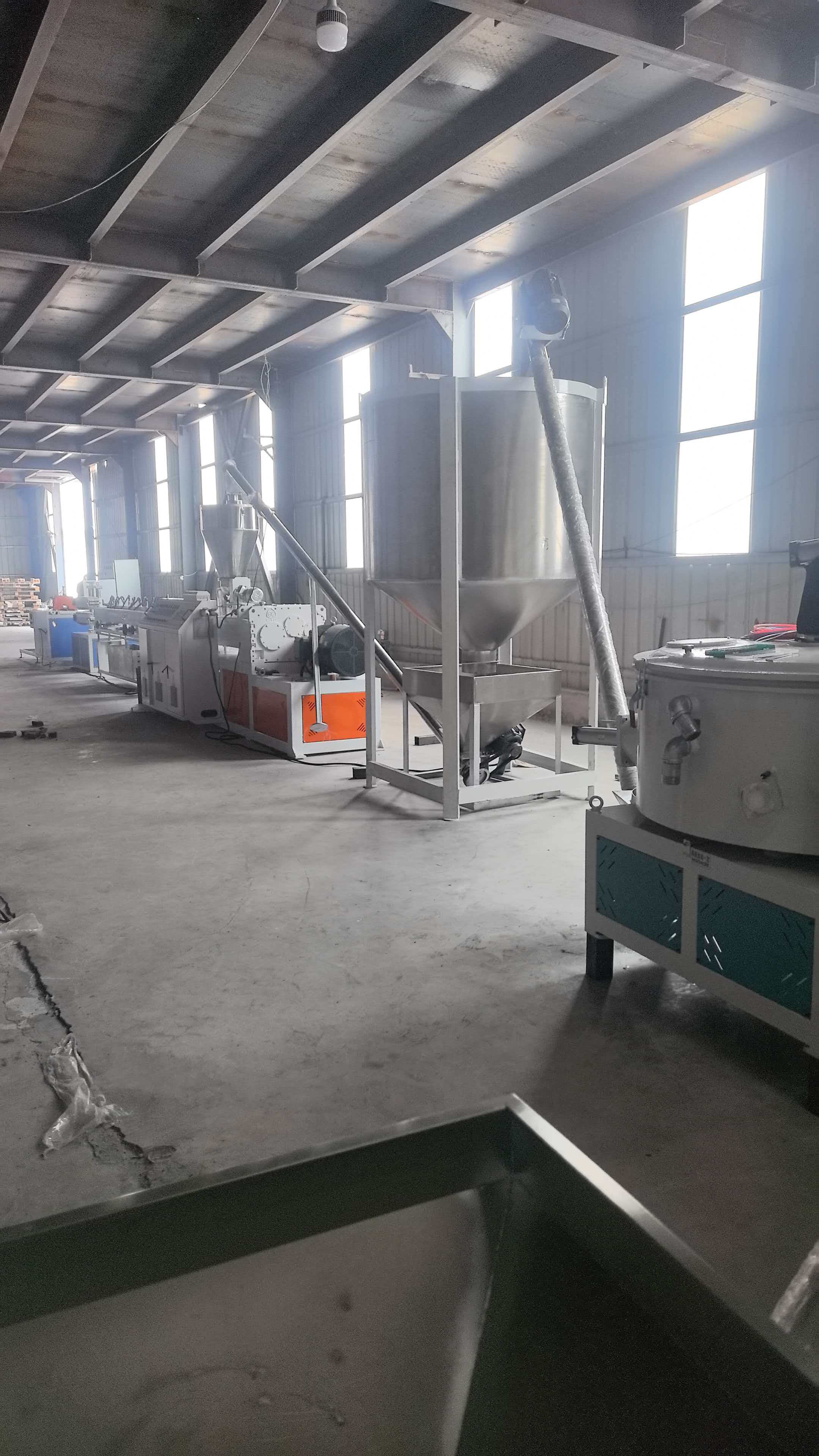 ​Unsere PVC-Kernrohr-Extrusionsanlage (35/38 mm Außendurchmesser) wurde erfolgreich in Produktion genommen und erhielt von unserem Kunden großes Lob.