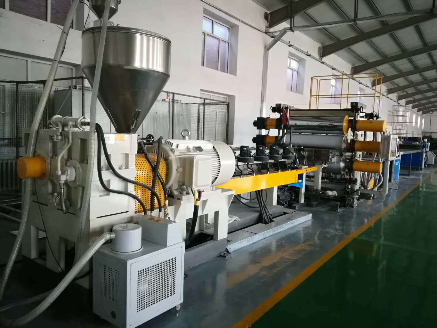 HDPE-Geocell-Extrusionslinie mit Stanzen und Schweißen